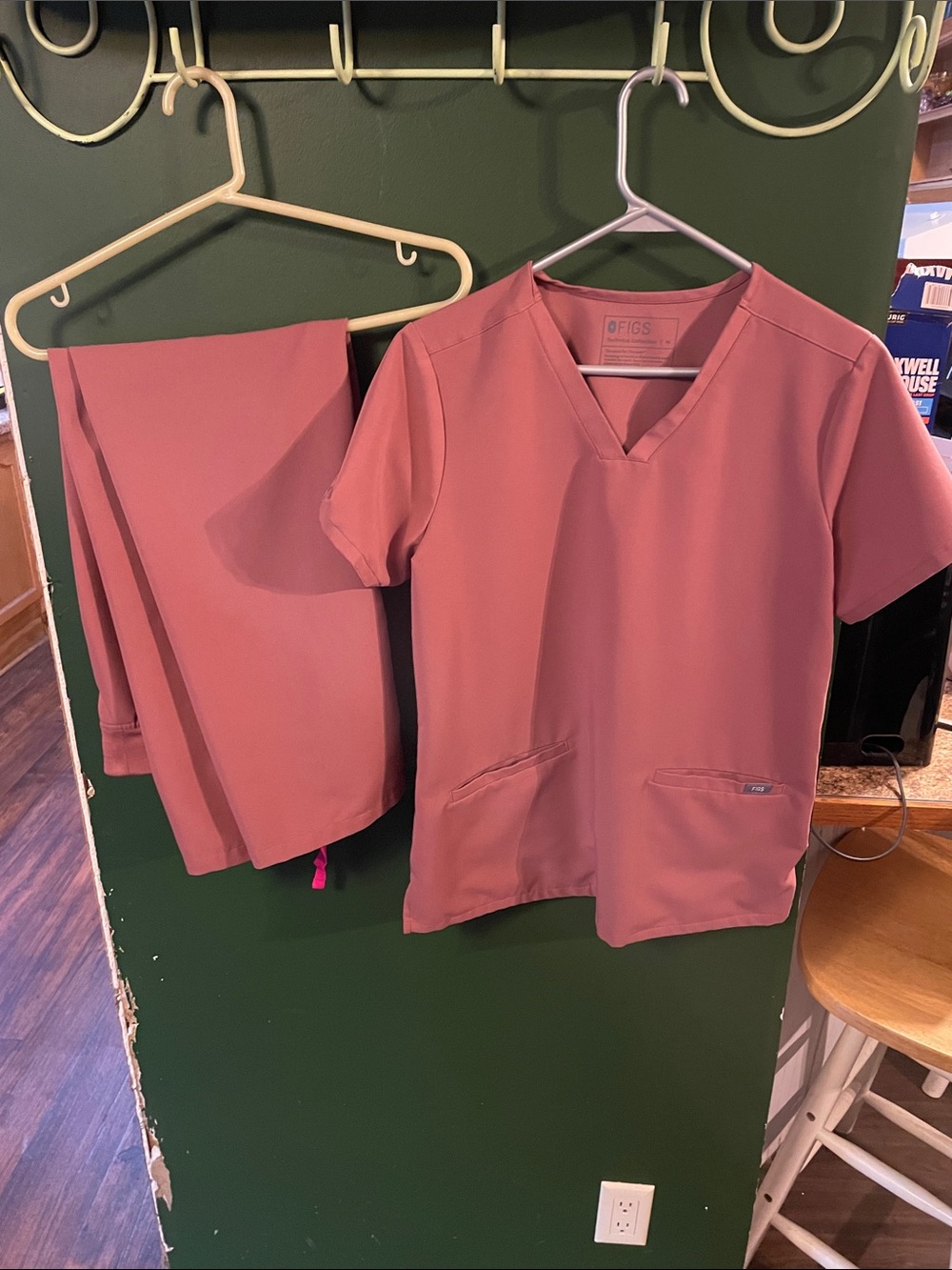 FIGS Technical Collection Scrub Top and Pants in Dusty Rose Top Medium Pants M/P